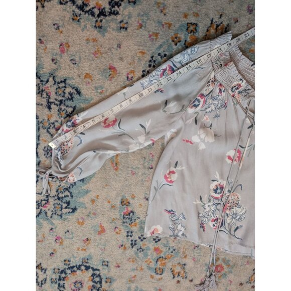 ASTR The Label Gray Floral 3/4 Sleeve Shirred Shoulder Top Style AT12170 - Small - Picture 8 of 9